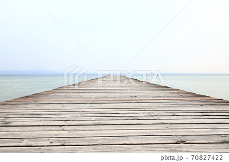 The view along a wooden pier from the resort town of Sirmione on the banks of Lake Garda in north east Italy. 70827422