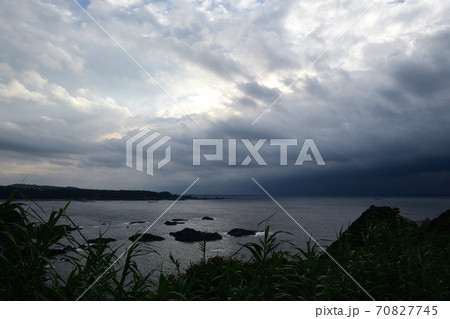 潮岬／台風の迫る海 70827745