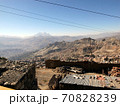 ボリビア／ラパス郊外の町並みとイリマニ山 70828239
