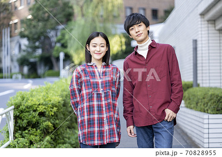 20代の男女　 70828955