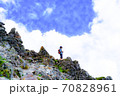 夏の山に登る登山者 70828961