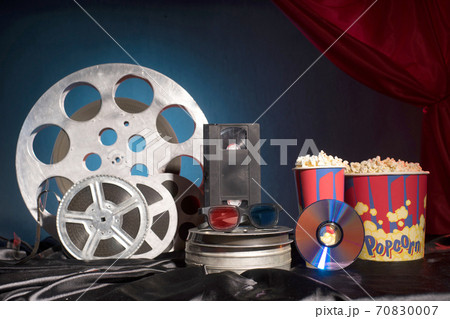 Old film reels, popcorn and 3d glasses on the table. 70830007