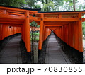 2020年7月コロナ禍の京都、閑散とした伏見稲荷 70830855
