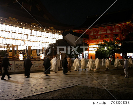 2020年7月コロナ禍の京都、閑散とした八坂神社で祇園祭の神事 70830858