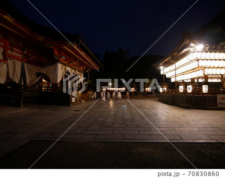 2020年7月コロナ禍の京都、閑散とした八坂神社で祇園祭の神事 70830860