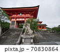 2020年7月コロナ禍の京都、閑散とした清水寺仁王門 70830864