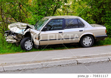 Damaged car 70831117
