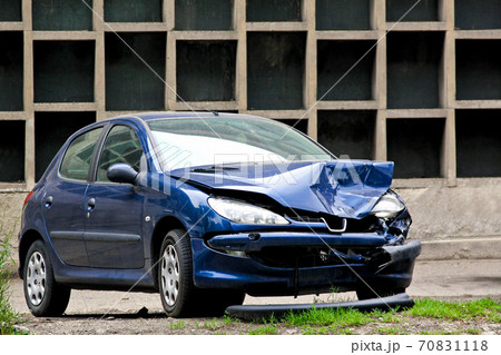 Crashed blue car 70831118