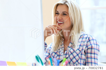 Young woman working in her home office 70832781
