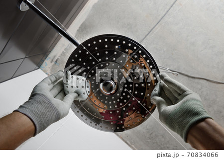 Installing the head of the built-in shower faucet. Installing the head of the built-in shower faucet. 70834066