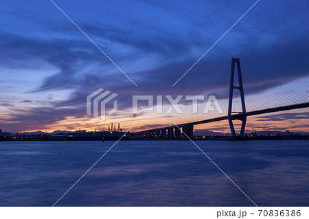 夕日に照らされる名港トリトン 70836386