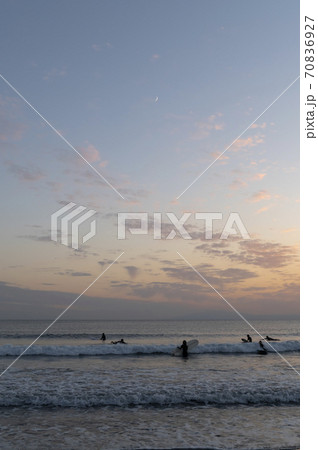 夕暮れの片瀬西浜 鵠沼海水浴場の海岸と月が見える風景 70836927