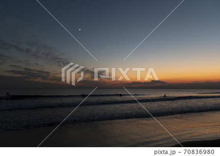 夕暮れの片瀬西浜 鵠沼海水浴場の海岸と月が見える風景 夕暮れの片瀬西浜 鵠沼海水浴場の海岸と月が見える風景 70836980