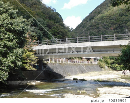 長門峡入口から溪谷の山を望む 長門峡入口から溪谷の山を望む 70836995