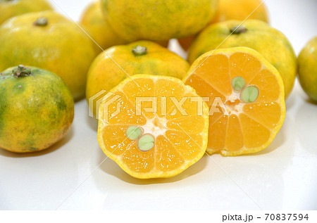 黄色いシークワーサー・カットの断面 黄色いシークワーサー・カットの断面 70837594