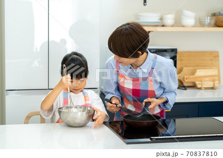 仲良く料理する親子（母子） 70837810