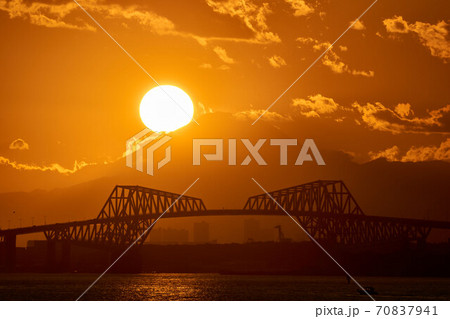 千葉県　ダイヤモンド富士とゲートブリッジ　舞浜遊歩道 70837941