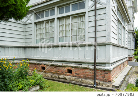 レンガ積みで造られた 旧遷喬尋常小学校校舎のアーチ型床下換気孔 70837982