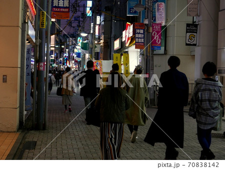 宵闇迫る町田商店街 70838142