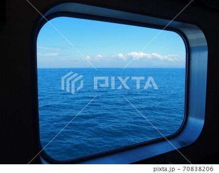 船窓 海の景色 船窓 海の景色 70838206