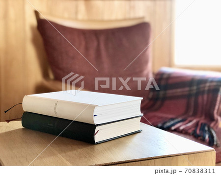 暖かい部屋 本 読書 チェア 椅子 ソファ 読書の秋 秋の夜長 夜更かし 4 暖かい部屋 本 読書 チェア 椅子 ソファ 読書の秋 秋の夜長 夜更かし 4 70838311