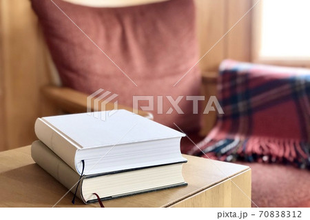 暖かい部屋 本 読書 チェア 椅子 ソファ 読書の秋 秋の夜長 夜更かし 5 暖かい部屋 本 読書 チェア 椅子 ソファ 読書の秋 秋の夜長 夜更かし 5 70838312