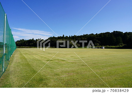 誰もいないサッカーグラウンドの写真素材