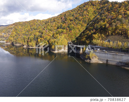 秋のさっぽろ湖(空撮) 秋のさっぽろ湖(空撮) 70838627