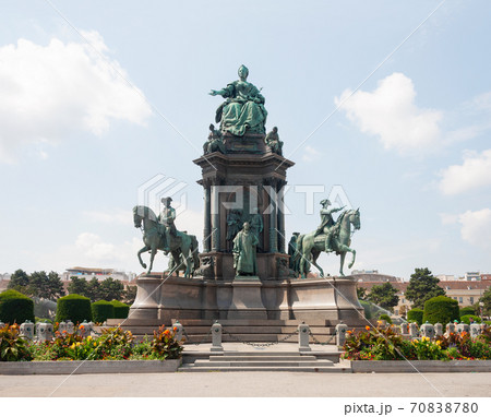 Monument to Austrian empress Maria Theresa in Vienna 70838780