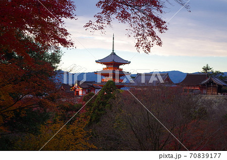夕焼けの清水寺 70839177