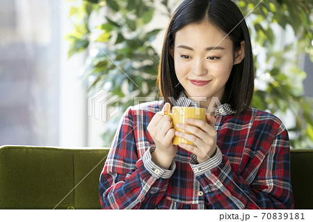 マグカップを持つ若い女性 マグカップを持つ若い女性 70839181