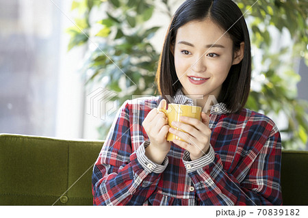 マグカップを持つ若い女性 マグカップを持つ若い女性 70839182