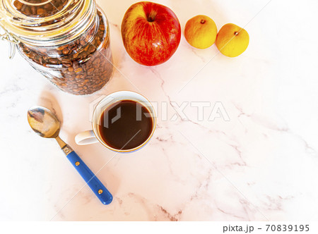 コーヒーと果物 コーヒーと果物 70839195