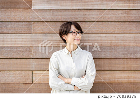 女性 ウッドフェンス ライフスタイル スローライフ リラックス 女性 ウッドフェンス ライフスタイル スローライフ リラックス 70839378