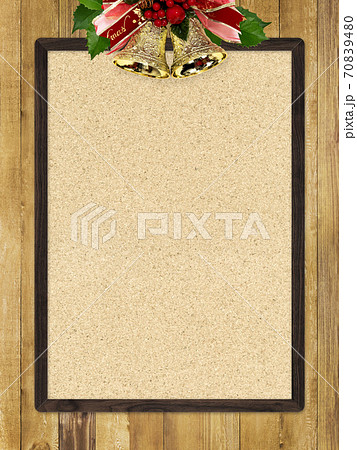 クリスマスの飾り付けをしたコルクボード 複数のバリエーションがありますのイラスト素材