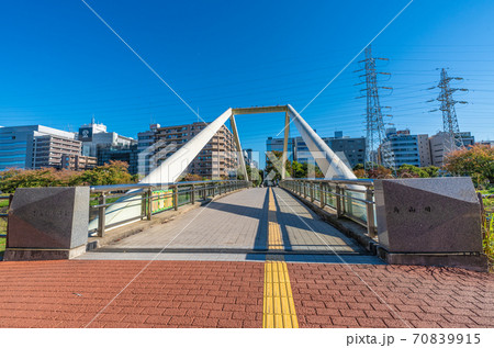 日本の横浜都市景観　横浜労災病院前からさんかく橋などを望む（奥は新横浜駅方向） 70839915