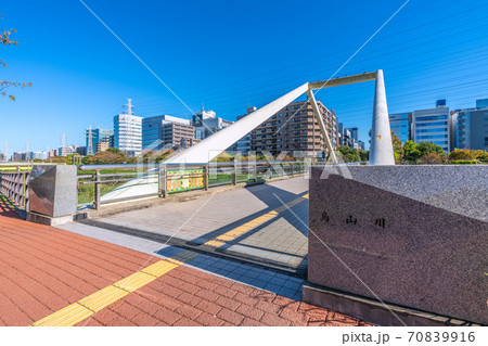 日本の横浜都市景観　横浜労災病院前からさんかく橋などを望む（奥は新横浜駅方向） 70839916