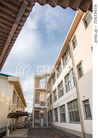 廃校の小学校を再利用した四日市市なやプラザと避難用階段 廃校の小学校を再利用した四日市市なやプラザと避難用階段 70839939