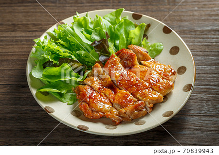 鶏の照り焼き 70839943