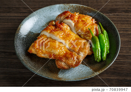 鶏の照り焼き 70839947