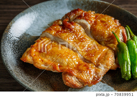 鶏の照り焼き 70839951