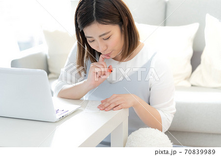 名前シールに記入する母親 名前シールに記入する母親 70839989