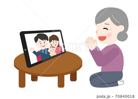 タブレットを使いオンライン帰省をする家族（女性） 70840018