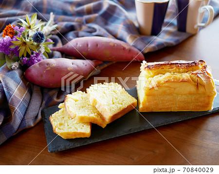 秋の味覚　さつまいもで作ったパウンドケーキ 70840029