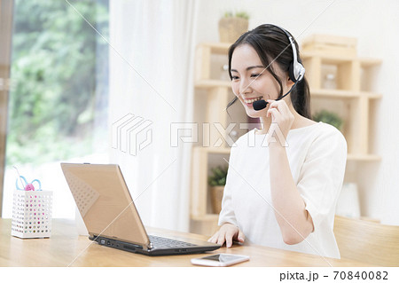 テレワークする若い女性 テレワークする若い女性 70840082