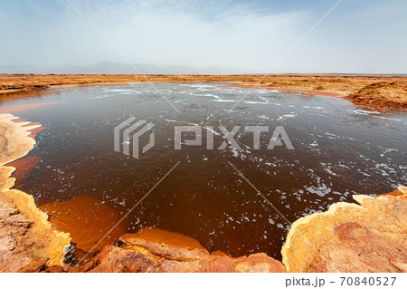 エチオピアのダナキル砂漠ツアーで立ち寄った、ダロール火山近くの黄色い水が湧き出す硫黄泉 エチオピアのダナキル砂漠ツアーで立ち寄った、ダロール火山近くの黄色い水が湧き出す硫黄泉 70840527