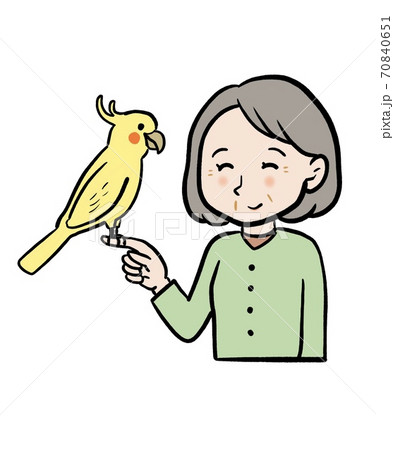 オウムを指に乗せるシニア女性 70840651