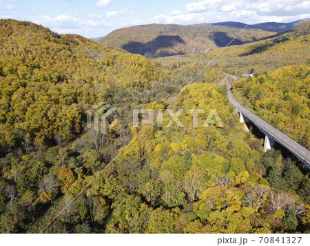 北海道 赤井川周辺の紅葉（空撮） 70841327