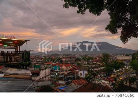 赤道の町、ブキティンギ 70841660