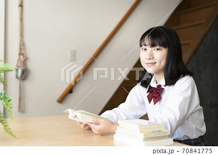 読書をする女子高生 70841775